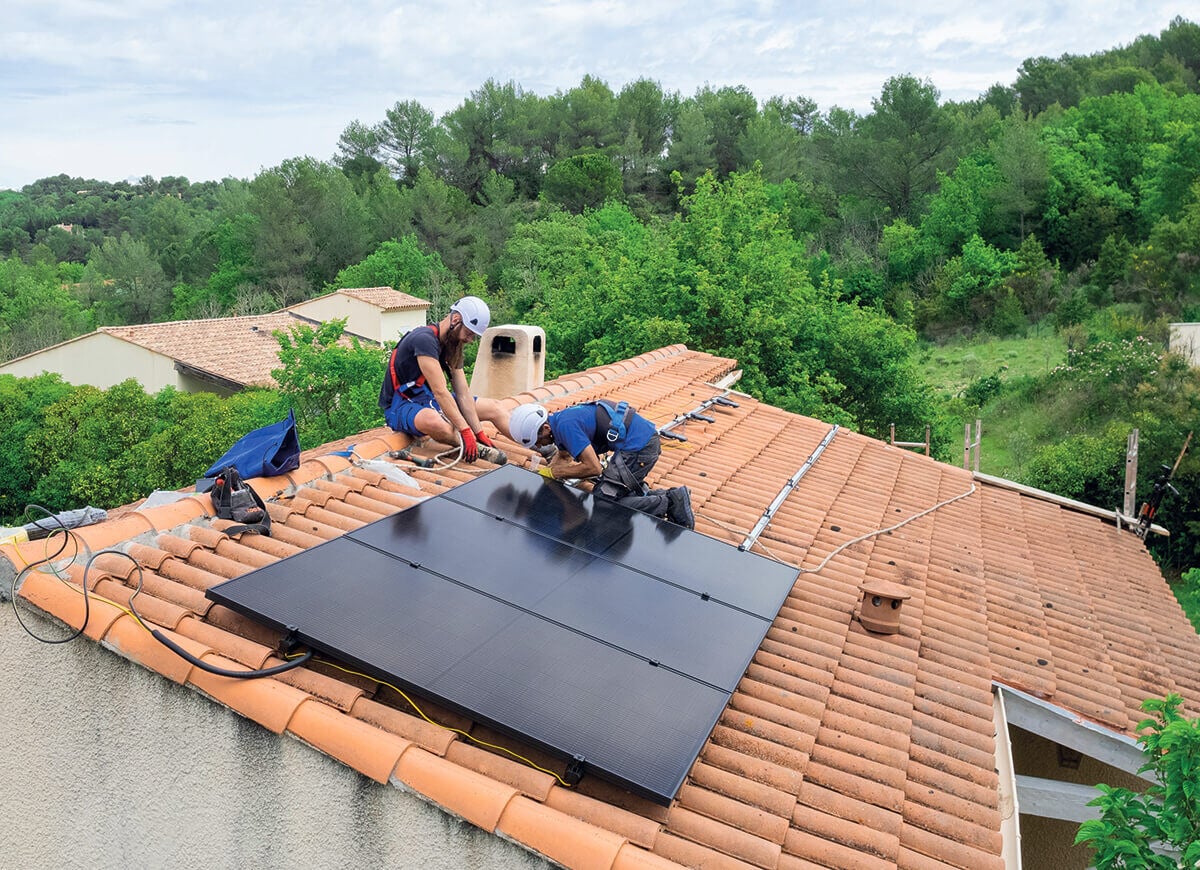 Visuel de démonstration · pose de panneaux solaires en toiture · à remplacer par une photo réelle prise à Vesoul.